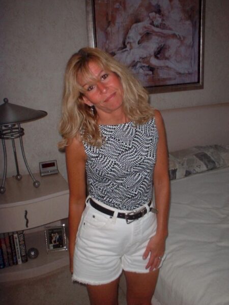 Femme cougar sexy docile pour coquin dominateur très souvent disponible